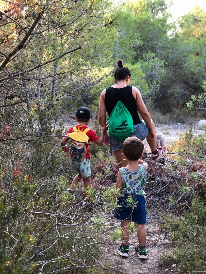 Capitanes-Fantasticos-Geocaching-Mama-y-Niños-Andando-por-el-Bosque